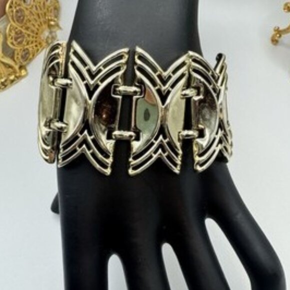 Vintage Wide Signed Coro Pegasus Gold Tone Bracelet Minimalist Design - Picture 1 of 7